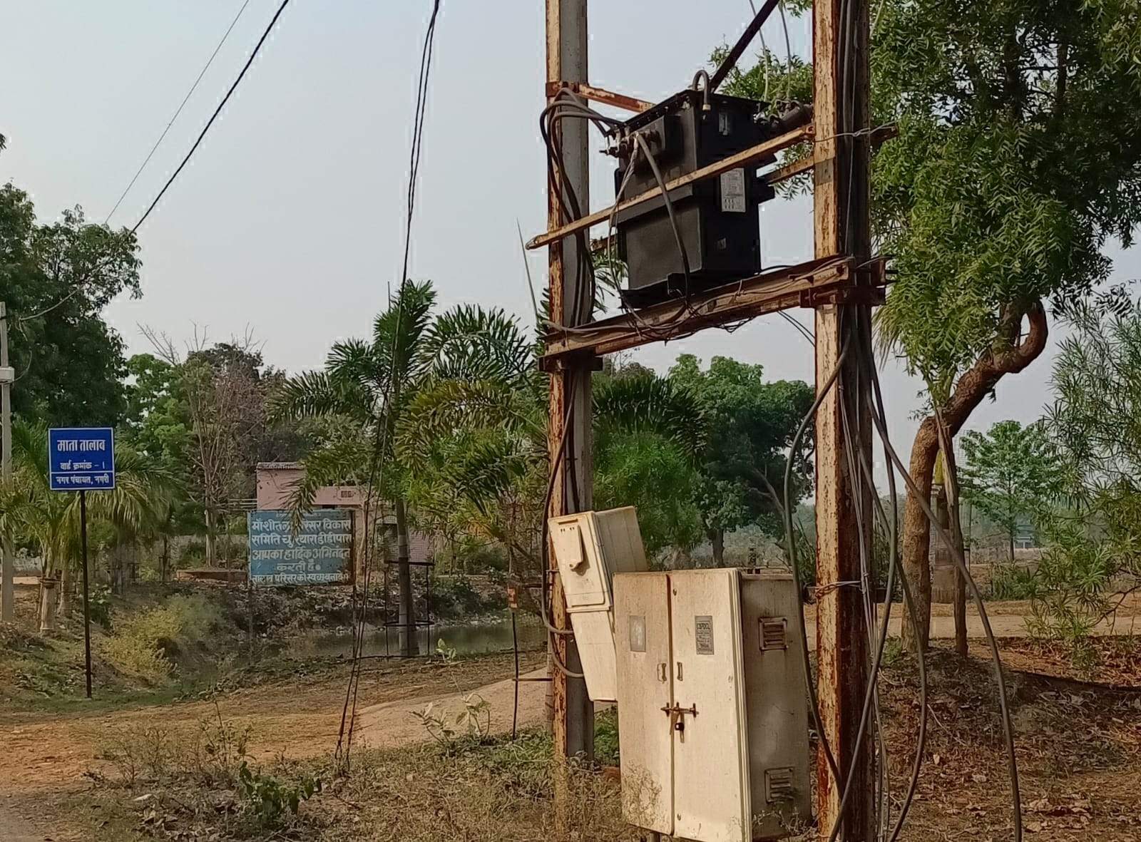 लो वोल्टेज व अघोषित बिजली कटौती से रहवासी परेशान 