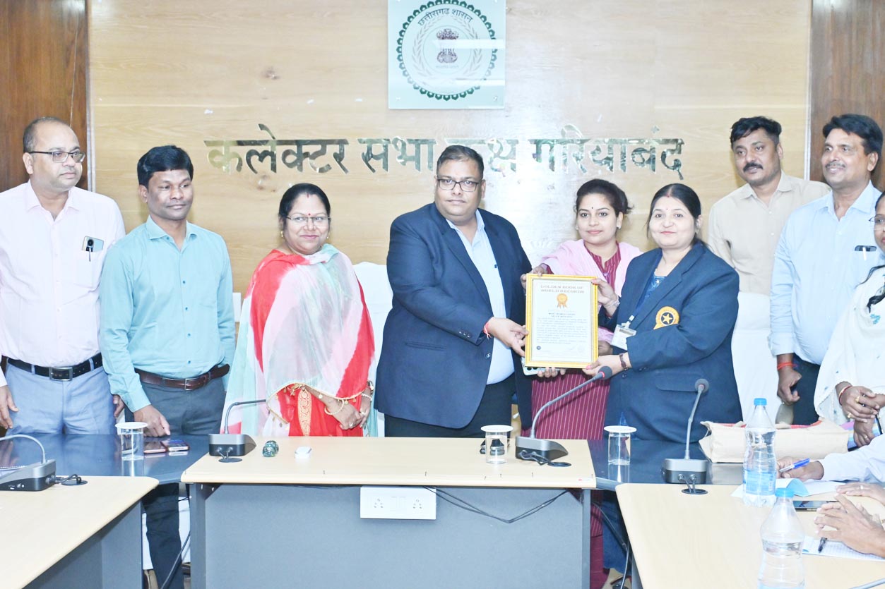 नारी शक्तियों ने मतदाता कार्ड संग सेल्फी लेकर गोल्डन बुक ऑफ वल्र्ड रिकार्ड में दर्ज कराया जिले का नाम