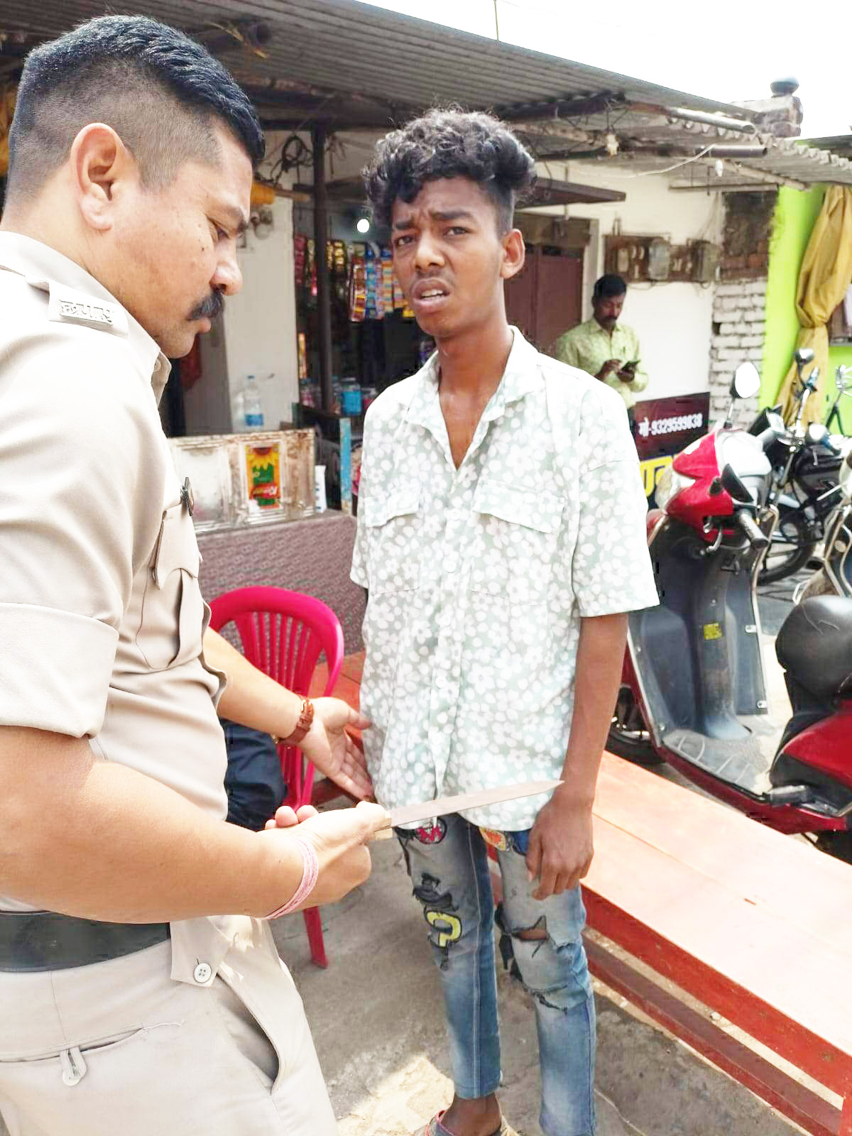 चाकू संग आरोपी गिरफ्तार चाकू संग आरोपी गिरफ्तार