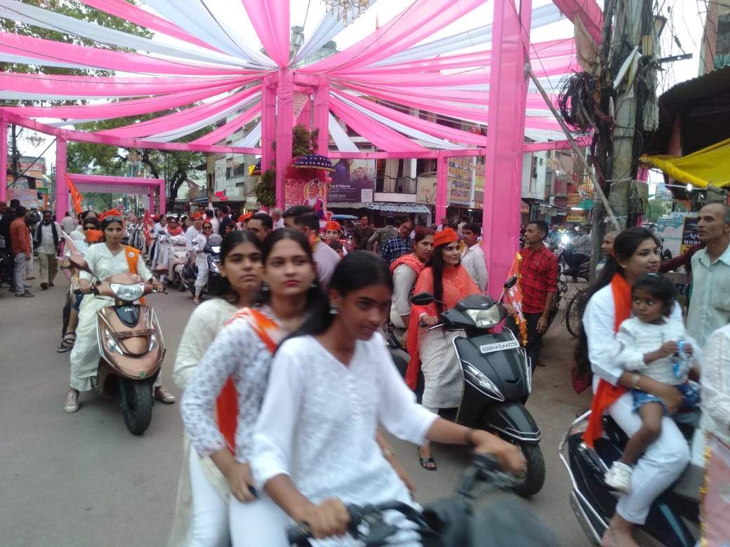 झूलेलाल जयंती पर महिलाओं ने निकाली स्कूटर रैली झूलेलाल जयंती पर महिलाओं ने निकाली स्कूटर रैली