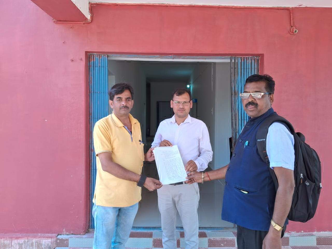 पशु चिकित्सालय में लचर व्यवस्था, गैरहाजिर कर्मियों  पर कार्रवाई की मांग