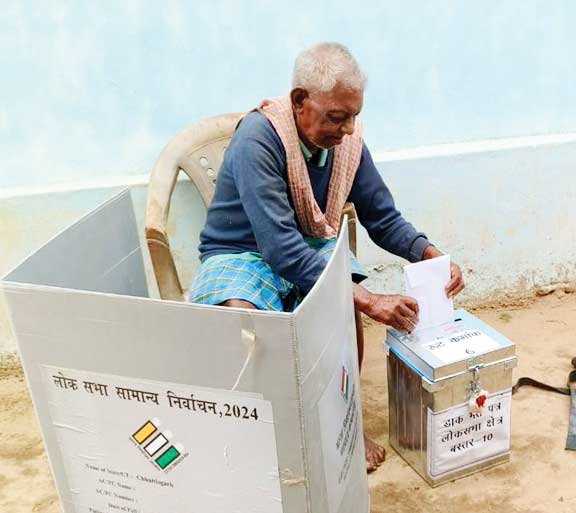 होम वोटिंग: लुभा के 3 दृष्टिबाधित भाई-बहनों ने किया मतदान होम वोटिंग: लुभा के 3 दृष्टिबाधित भाई-बहनों ने किया मतदान