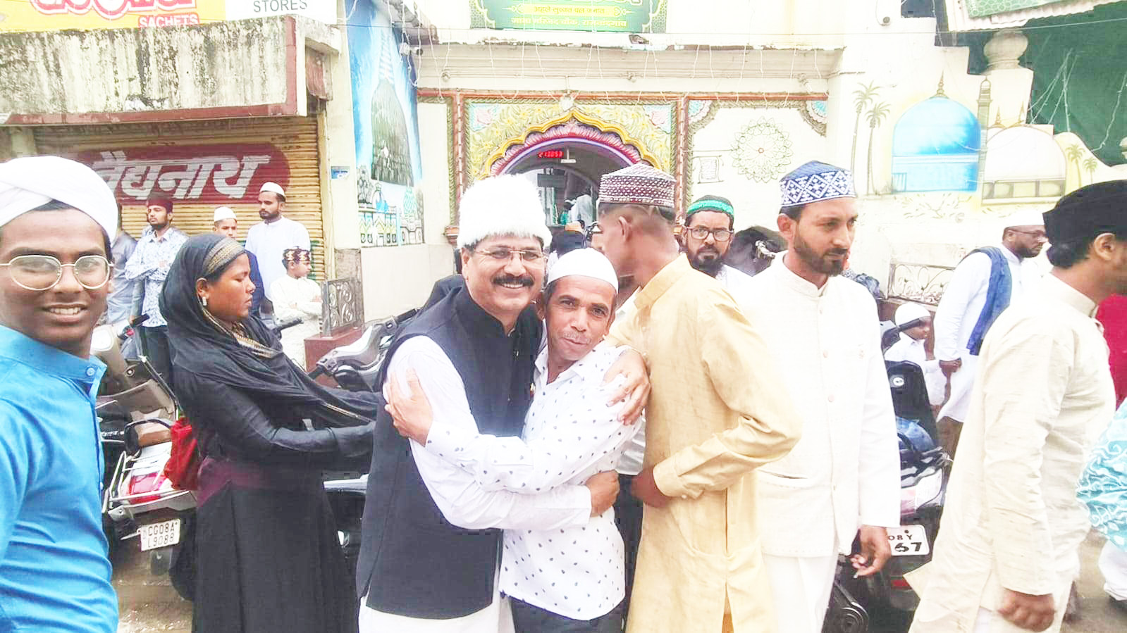 मस्जिदों में नमाज के बाद गले मिल दी ईद की मुबारकबाद