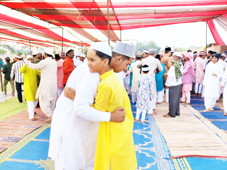 गले मिलकर ईद की खुशियों का किया इजहार, घर-घर सेवईयों की महक