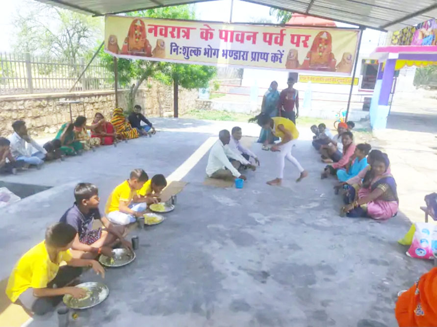 नवरात्र पर भक्तों के लिए भंडारा नवरात्र पर भक्तों के लिए भंडारा