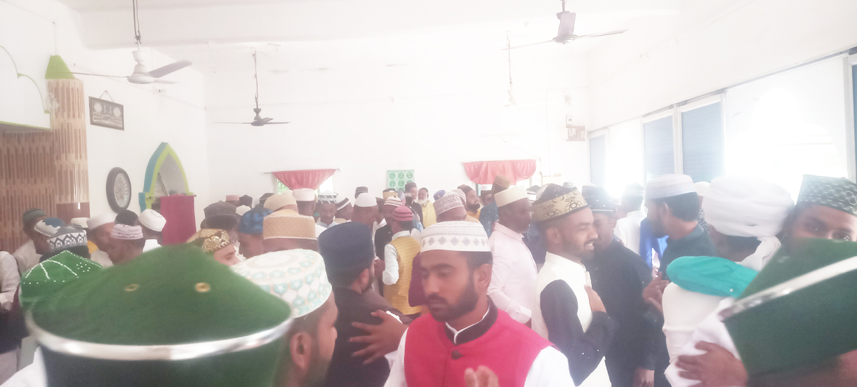 ईद की नमाज अदा कर मांगी अमन-चैन और शांति की दुआएं