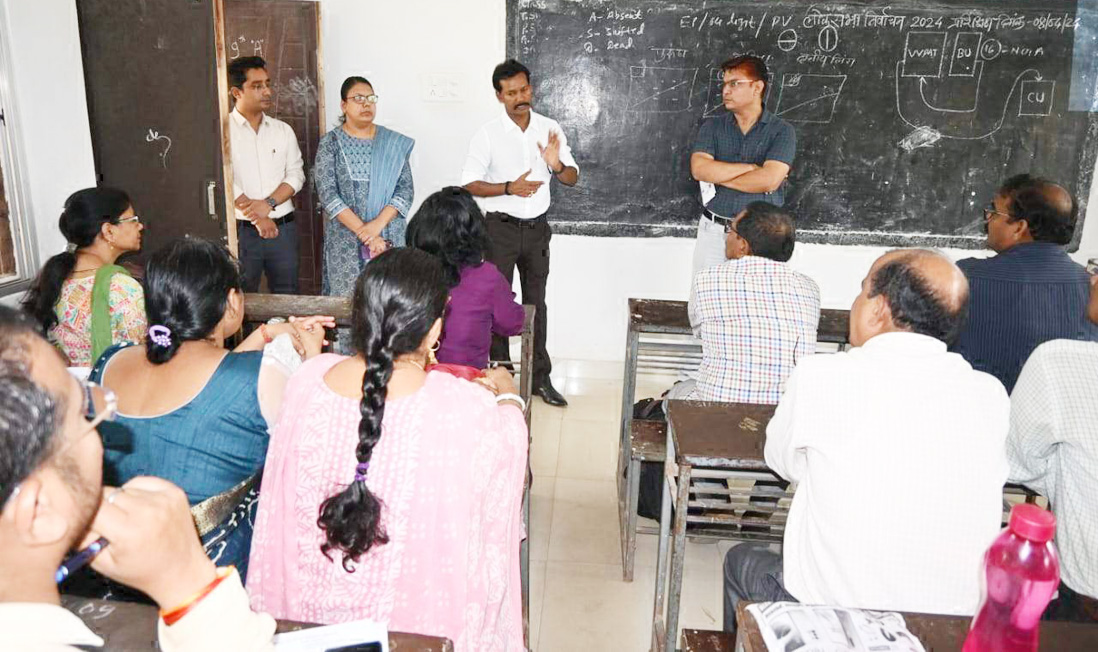 पूरक प्रशिक्षण में शामिल हुए कलेक्टर, प्रशिक्षण कार्य का लिया जायजा पूरक प्रशिक्षण में शामिल हुए कलेक्टर, प्रशिक्षण कार्य का लिया जायजा