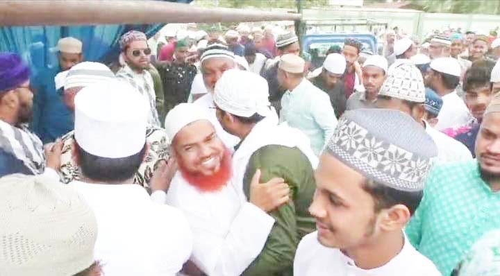 गले लगाकर दी ईद की बधाई