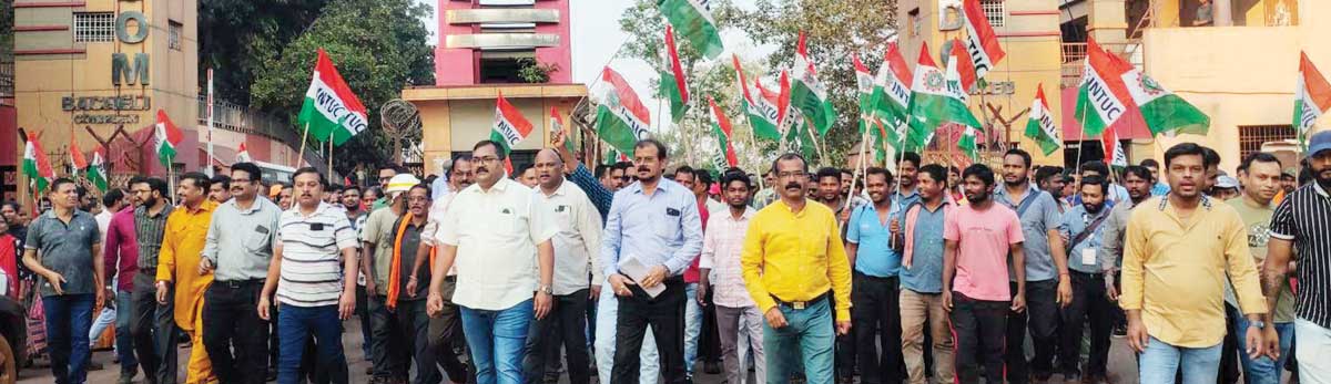 ठेका मजदूरों को एनएमडीसी में नियमित करने इंटक ने निकाली रैली, सौंपा ज्ञापन