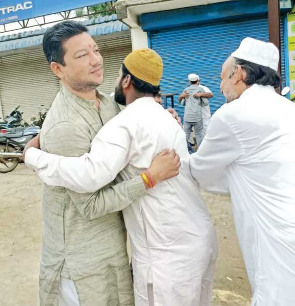 गले मिलकर दी ईद की मुबारकबाद गले मिलकर दी ईद की मुबारकबाद