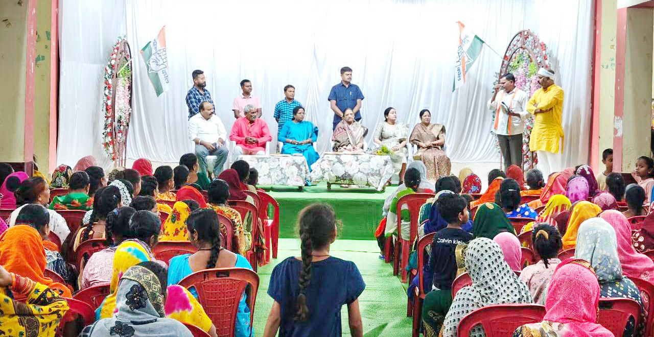 प्रचार में कूदे पूर्व सीएम भूपेश की पत्नी और बेटी प्रचार में कूदे पूर्व सीएम भूपेश की पत्नी और बेटी