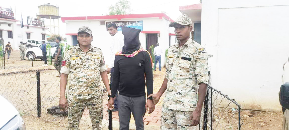 हार्डकोर नक्सल लीडर विजय रेड्डी का कुरियर बॉय गिरफ्तार हार्डकोर नक्सल लीडर विजय रेड्डी का कुरियर बॉय गिरफ्तार