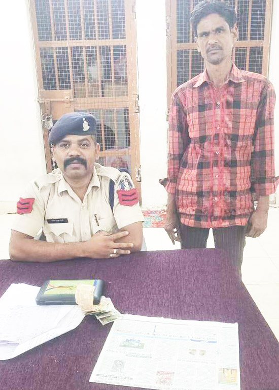 सट्टा-पट्टी लिखते आरोपी पकड़ाया