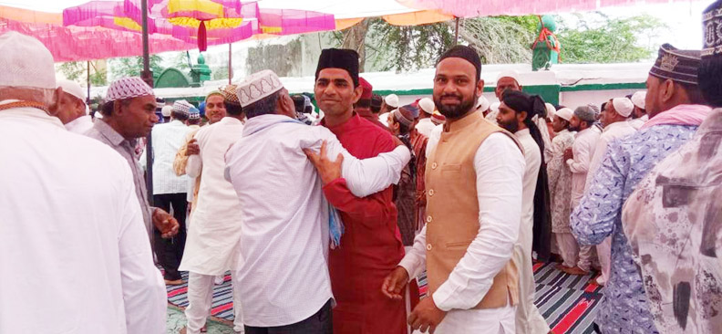 एक-दूसरे को गले मिलकर दी ईद की बधाई