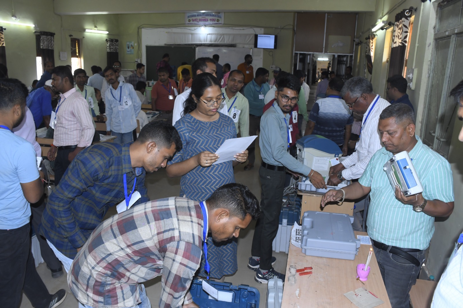 स्ट्रांग रूम में मतदान मशीनों की कमीशिनिंग