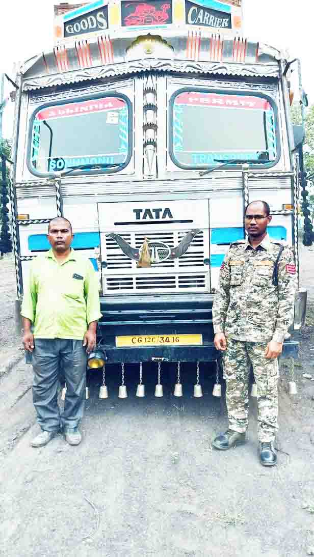 ट्रक में लोड लोहे का 10 टन स्क्रैप जब्त ट्रक में लोड लोहे का 10 टन स्क्रैप जब्त