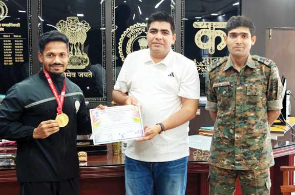 वेट लिफ्टिंग में गौतम को स्वर्ण, कलेक्टर-एसपी ने किया सम्मान वेट लिफ्टिंग में गौतम को स्वर्ण, कलेक्टर-एसपी ने किया सम्मान