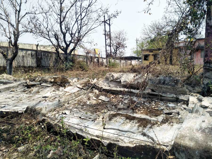 जिपं दफ्तर की बाउंड्रीवॉल धराशायी