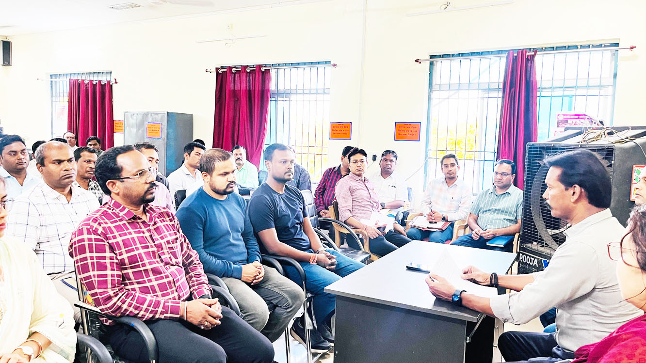 टीम वर्क व समन्वय से काम करने के निर्देश