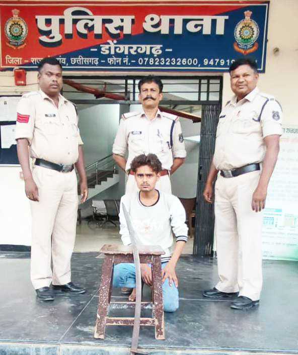 तलवार लहराकर लोगों को डराने वाला युवक पकड़ाया
