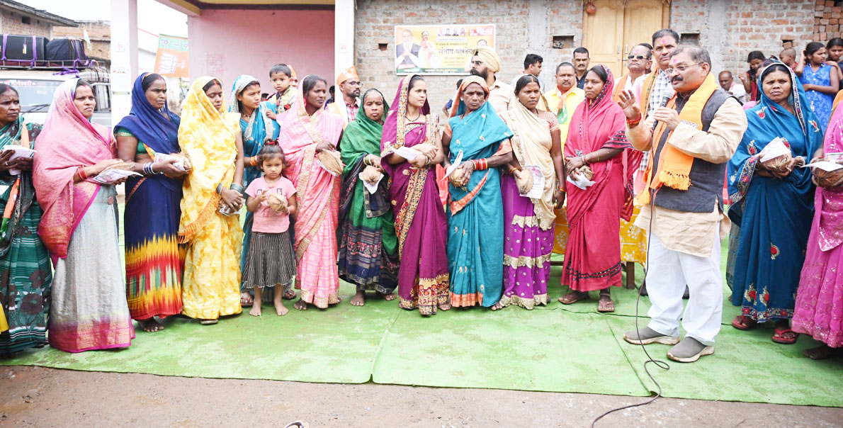 देश का भविष्य और गांधी परिवार का षड्यंत्र देखकर करें मतदान - संतोष