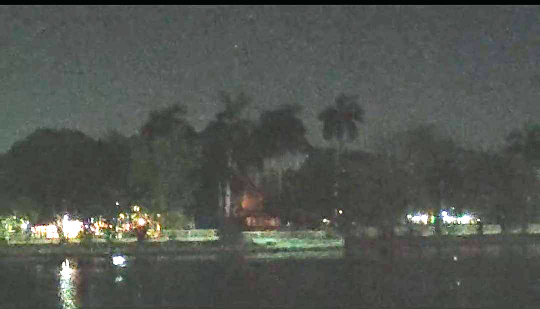 महापुरुष की प्रतिमा ध्यानमग्न महापुरुष की प्रतिमा ध्यानमग्न