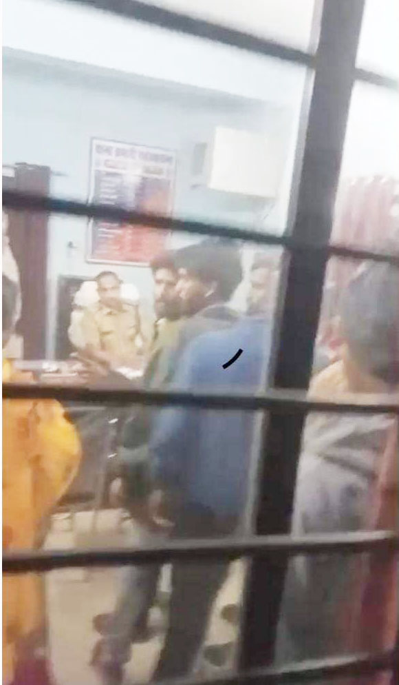 पुलिस पर भारी पड़ी भीड़, आरोपी को छुड़ाने की खबर, गृहमंत्री का इंकार पुलिस पर भारी पड़ी भीड़, आरोपी को छुड़ाने की खबर, गृहमंत्री का इंकार
