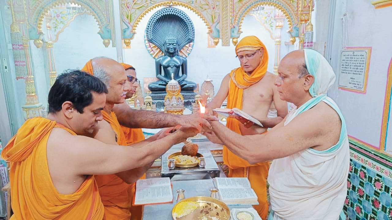 तीर्थंकर भगवान अजीतनाथ का मोक्ष कल्याणक दिवस पर मनाकर निर्वाण लाडू चढ़ा तीर्थंकर भगवान अजीतनाथ का मोक्ष कल्याणक दिवस पर मनाकर निर्वाण लाडू चढ़ा