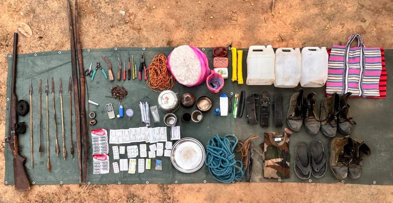 पुलिस को देख नक्सली भागे पुलिस को देख नक्सली भागे