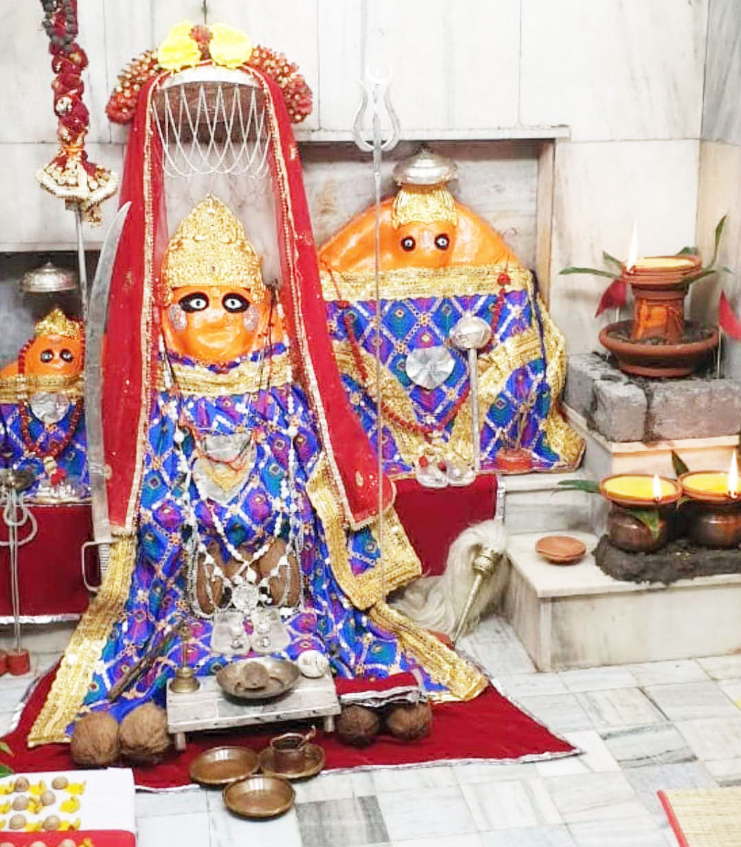 पंचमी पर मंदिरों में श्रद्धालुओं ने माता को अर्पित किए श्रृंगार के सामान पंचमी पर मंदिरों में श्रद्धालुओं ने माता को अर्पित किए श्रृंगार के सामान