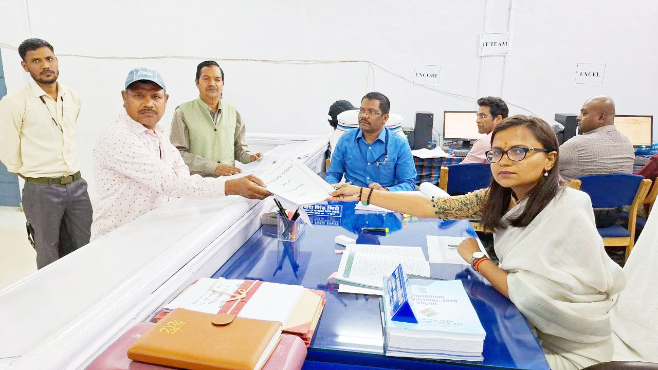 पहले दिन एक नामांकन जमा पहले दिन एक नामांकन जमा