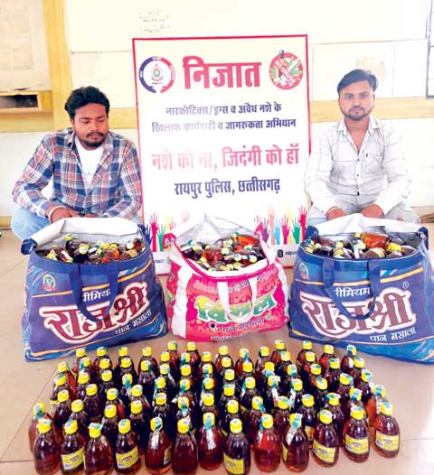 शराब कोचिए दोस्त गिरफ्तार, चोरी के एक्टिवा में गांव ले जाकर बेचते