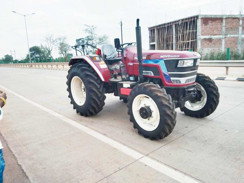 गैरेज का ताला तोडक़र ट्रैक्टर की चोरी, डीजल खत्म होने पर सडक़ पर छोडक़र भागे