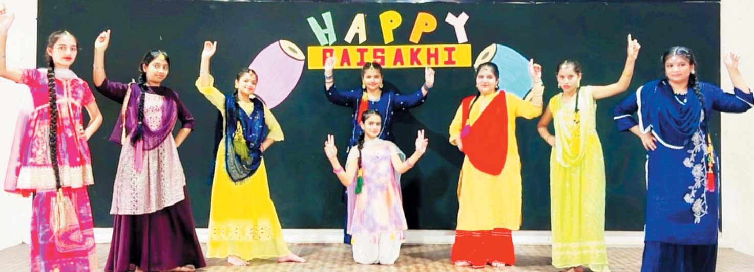 स्कूल में सोल्लास मनी बैसाखी