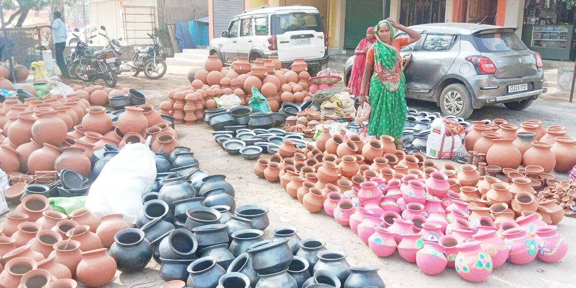 गर्मी बढऩे के साथ मिट्टी के घड़ों की बढऩे लगी मांग गर्मी बढऩे के साथ मिट्टी के घड़ों की बढऩे लगी मांग