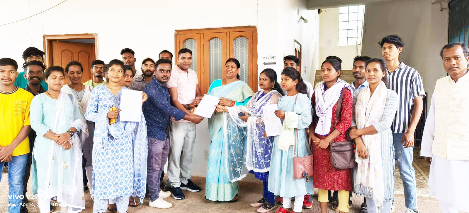 डीएलएड अभ्यर्थियों ने विधायक को ज्ञापन सौंपा