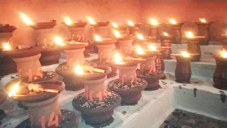 मंदिरों में हजारों मनोकामना ज्योत प्रज्वलित मंदिरों में हजारों मनोकामना ज्योत प्रज्वलित