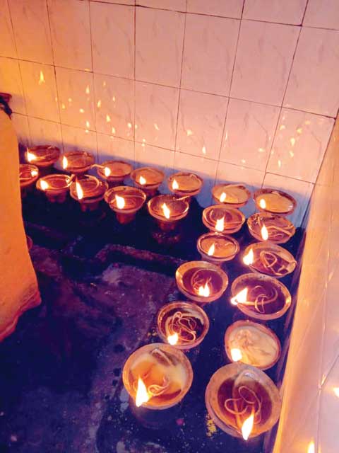 कल दोपहर मंदिरों में हवन कल दोपहर मंदिरों में हवन