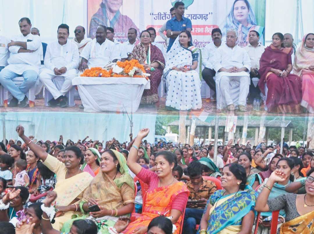 कांग्रेस प्रत्याशी डॉ. मेनका लैलूंगा में कार्यकर्ता सम्मेलन में हुईं शामिल