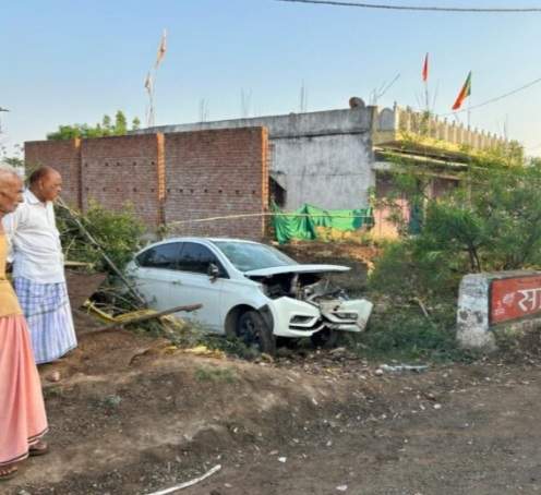 कार डिवाइडर से टकराई, कारोबारी की मौत कार डिवाइडर से टकराई, कारोबारी की मौत