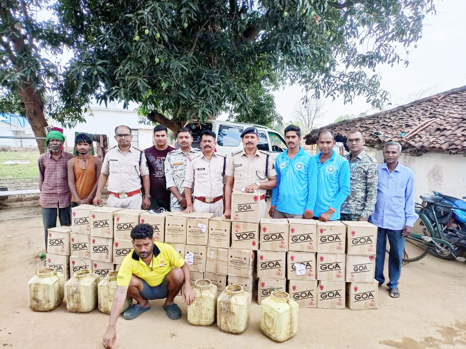 2 लाख की शराब और वाहन जब्त, 2 बंदी