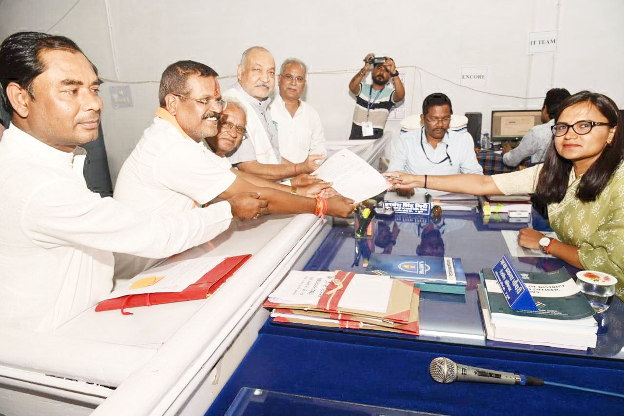 4 ने भरा पर्चा, 5 ने खरीदे नामांकन पत्र