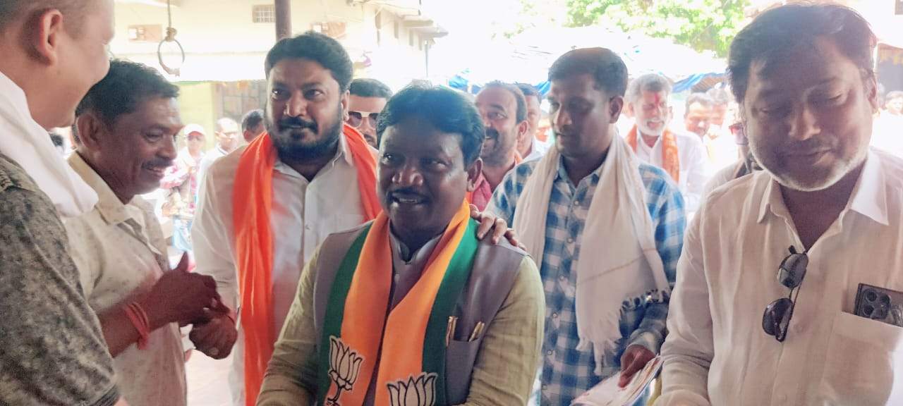 भाजपा के दिग्गजों के साथ महेश कश्यप का डोर-टू-डोर प्रचार भाजपा के दिग्गजों के साथ महेश कश्यप का डोर-टू-डोर प्रचार