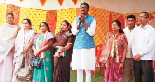 कांग्रेस प्रत्याशी बिरेश ठाकुर ने किया मगरलोड में प्रचार