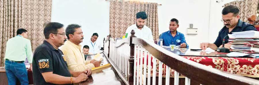 4 प्रत्याशियों ने भरा पर्चा, 3 ने खरीदे 4 प्रत्याशियों ने भरा पर्चा, 3 ने खरीदे
