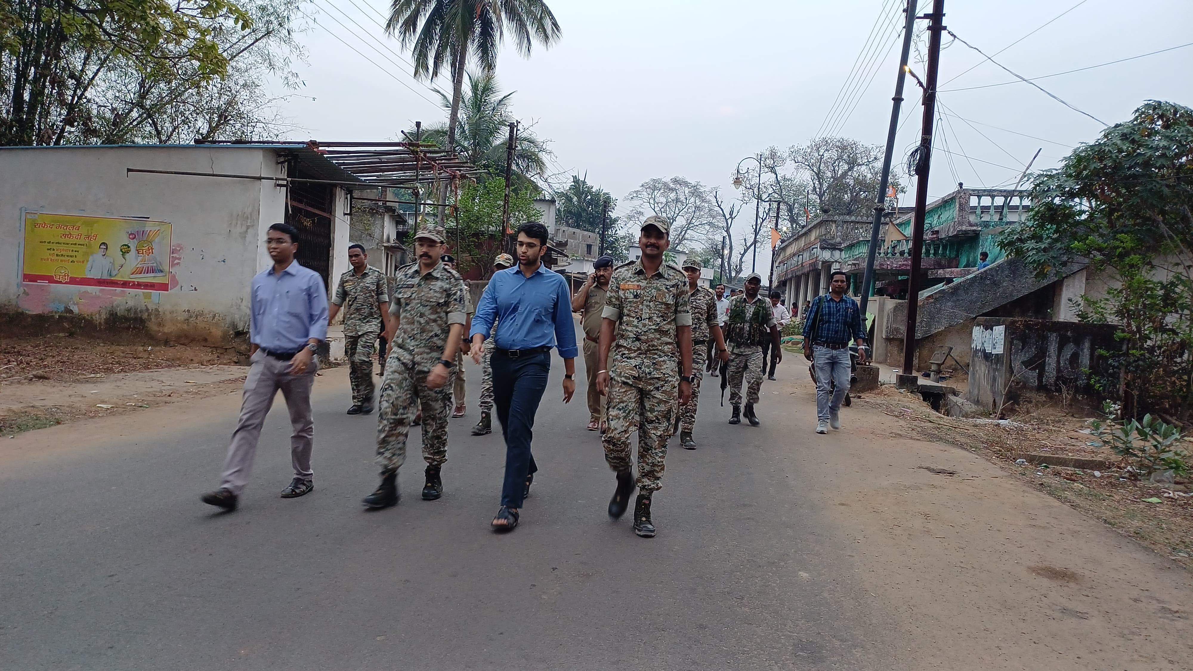 प्रशासन का फ्लैग मार्च