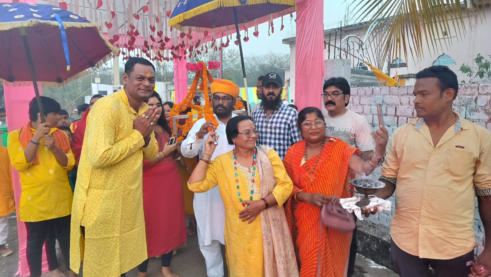 गाजे-बाजे के साथ निकाली सांई पालकी गाजे-बाजे के साथ निकाली सांई पालकी