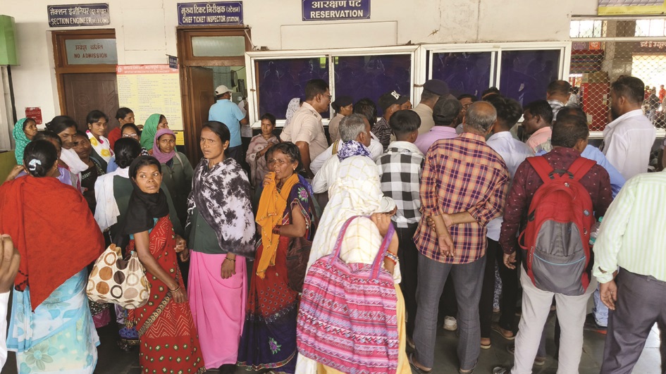 अंबेडकर की तस्वीर हटाने को लेकर स्टेशन में हंगामा अंबेडकर की तस्वीर हटाने को लेकर स्टेशन में हंगामा