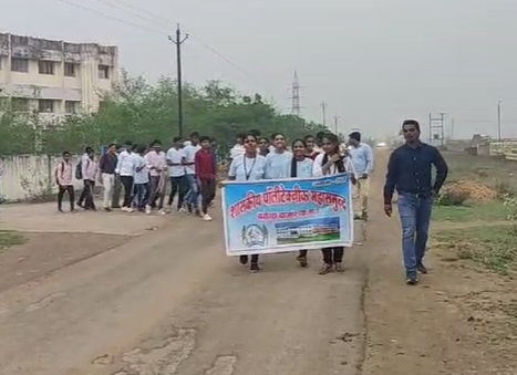 नुक्कड़ नाटक से शत-प्रतिशत मतदान केलिए किया जागरूक नुक्कड़ नाटक से शत-प्रतिशत मतदान केलिए किया जागरूक
