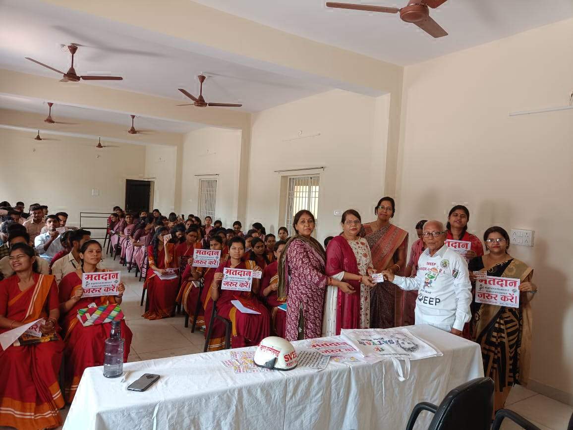 मिला है हल्दी चावल नेवता, रखेंगे इसका मान, हम सब करेंगे शत-प्रतिशत मतदान... मिला है हल्दी चावल नेवता, रखेंगे इसका मान, हम सब करेंगे शत-प्रतिशत मतदान...